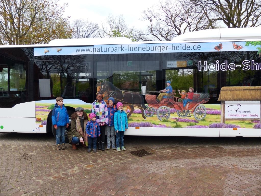 Die Gewinner des Gestaltungswettbewerbs für den Naturparkbus Lüneburger Heide. : v.l. Casimir Jackenkroll, Sylvia Herdan, Emilian Lippmann, Prisca Ndolfula, Leonard Lippmann und Florenz Lippmann Bild: © Naturpark Lüneburger Heide e.V.
