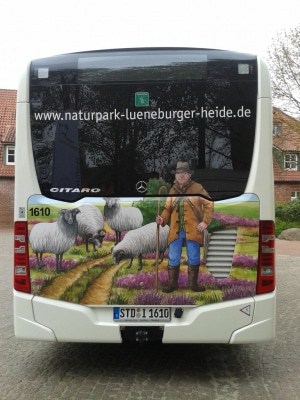 Naturparkbus von hinten, Die Gewinner des Gestaltungswettbewerbs für den Naturparkbus Lüneburger Heide. : v.l. Casimir Jackenkroll, Sylvia Herdan, Emilian Lippmann, Prisca Ndolfula, Leonard Lippmann und Florenz Lippmann Bild: © Naturpark Lüneburger Heide e.V.