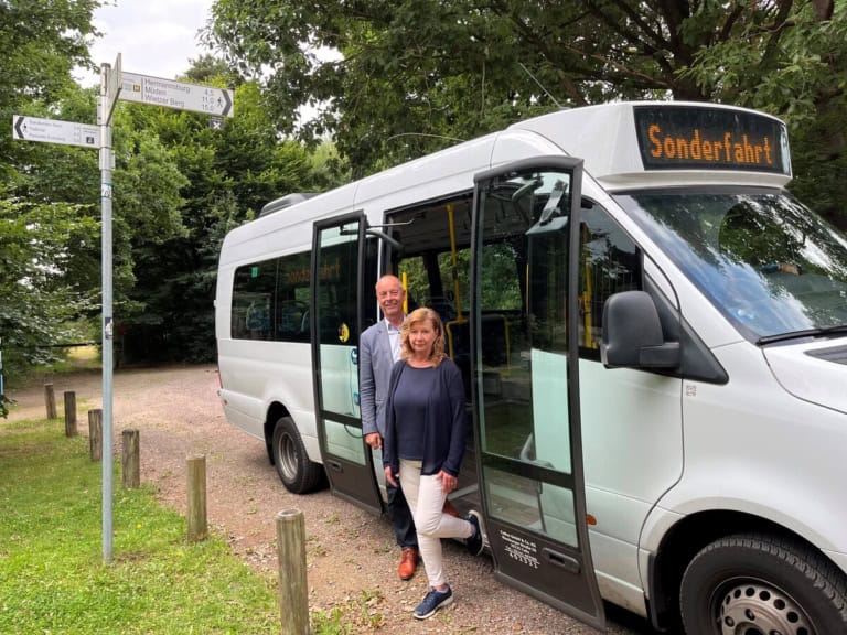 Birgit Peters von CeBus und Gerald Höhl, Erster Kreisrat des Landkreises Celle präsentieren den Südheide-Shuttle