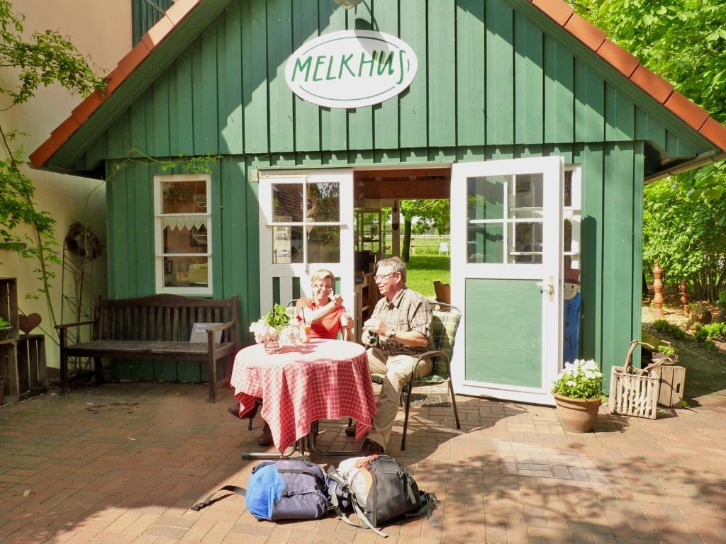 NORDPFADE-Wanderer legen eine Genuss-Pause im Melkhus ein © ToUROW L