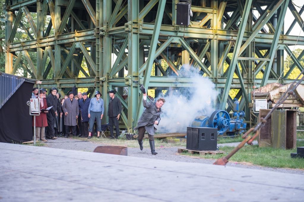 Foto des Theaterevents "Ölfieber" im Deutschen Erdölmuseum in Wietze, Foto: Alex Sorokins