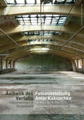 Plakat zur Fotoausstellung "Ästhetik des Verfalls" von Antje Kakuschke im Erdölmuseum Wietze