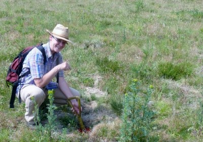 Dorothe Lütkemöller ist Expertin für Geschichten, die uns der Boden erzählen kann. Foto: Naturpark Lüneburger Heide