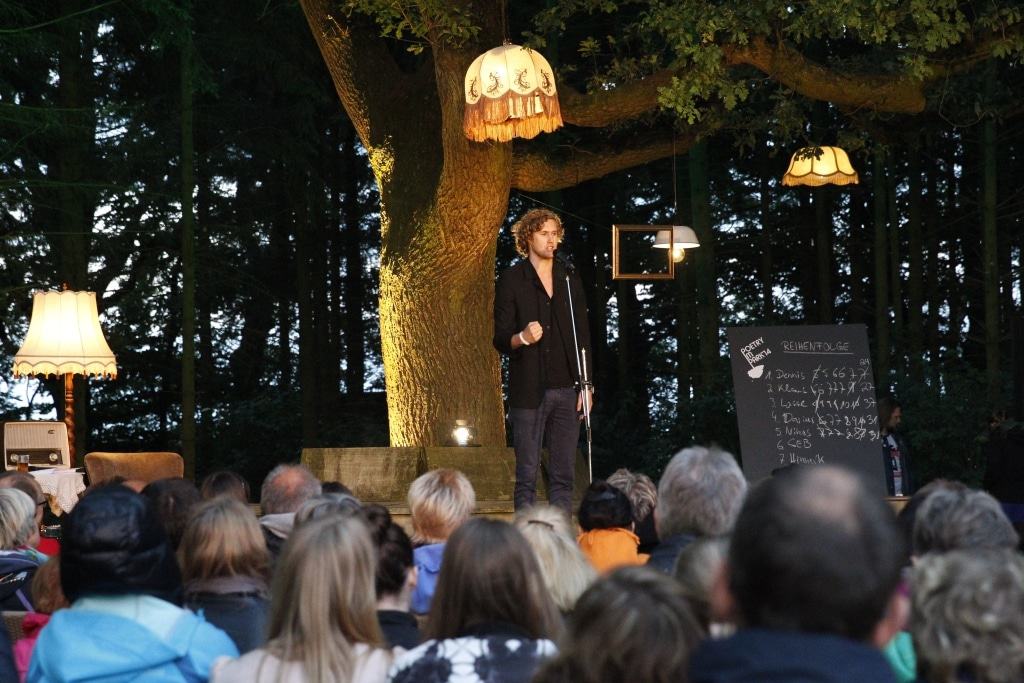 Poetry im Park-Moderator Hauke Prigge. Foto: LandPark Lauenbrück