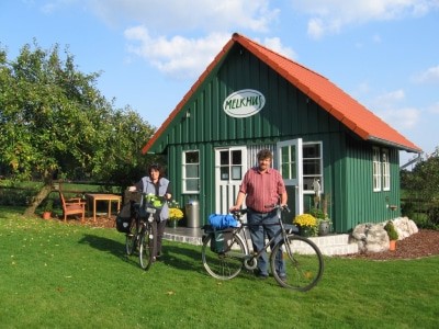 Radler vor dem Melkhus Deinstedt &copy; TouROW