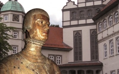 Büste von Herzog Franz zu Gifhorn (1508&nbsp;&ndash;&nbsp;1549) vor Schloss Gifhorn Foto: Südheide Gifhorn GmbH