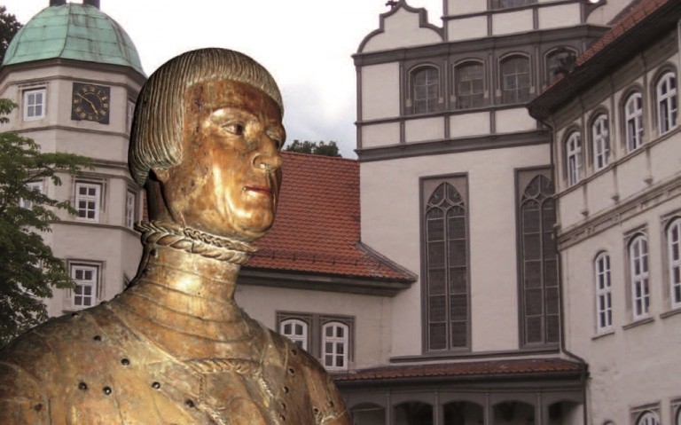 Büste von Herzog Franz zu Gifhorn (1508&nbsp;&ndash;&nbsp;1549) vor Schloss Gifhorn Foto: Südheide Gifhorn GmbH