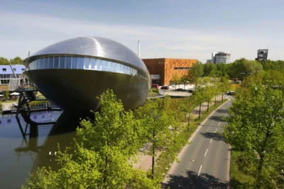Ein Wal, eine Muschel oder ein Ufo? Das imposante Gebäude des Bremer Science Center Universum® lässt Raum für eigene Interpretationen. © Universum® Bremen