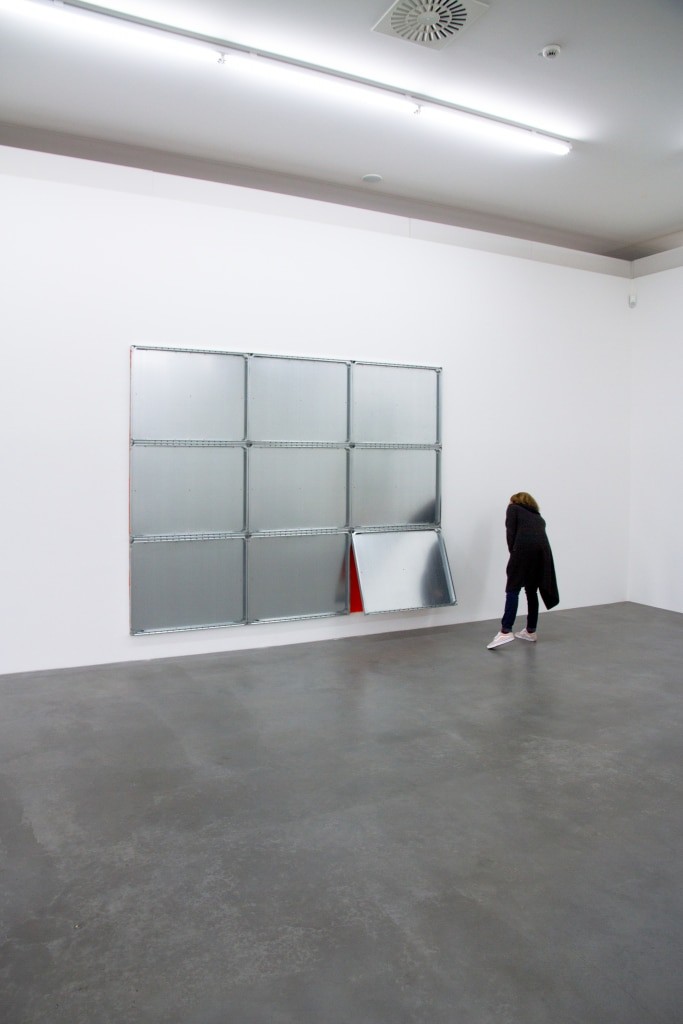 Sebastian Dannenberg: APM AIRCONDITION, 2018, Lack auf Wand, verzinkte Bleche, Maße variabel