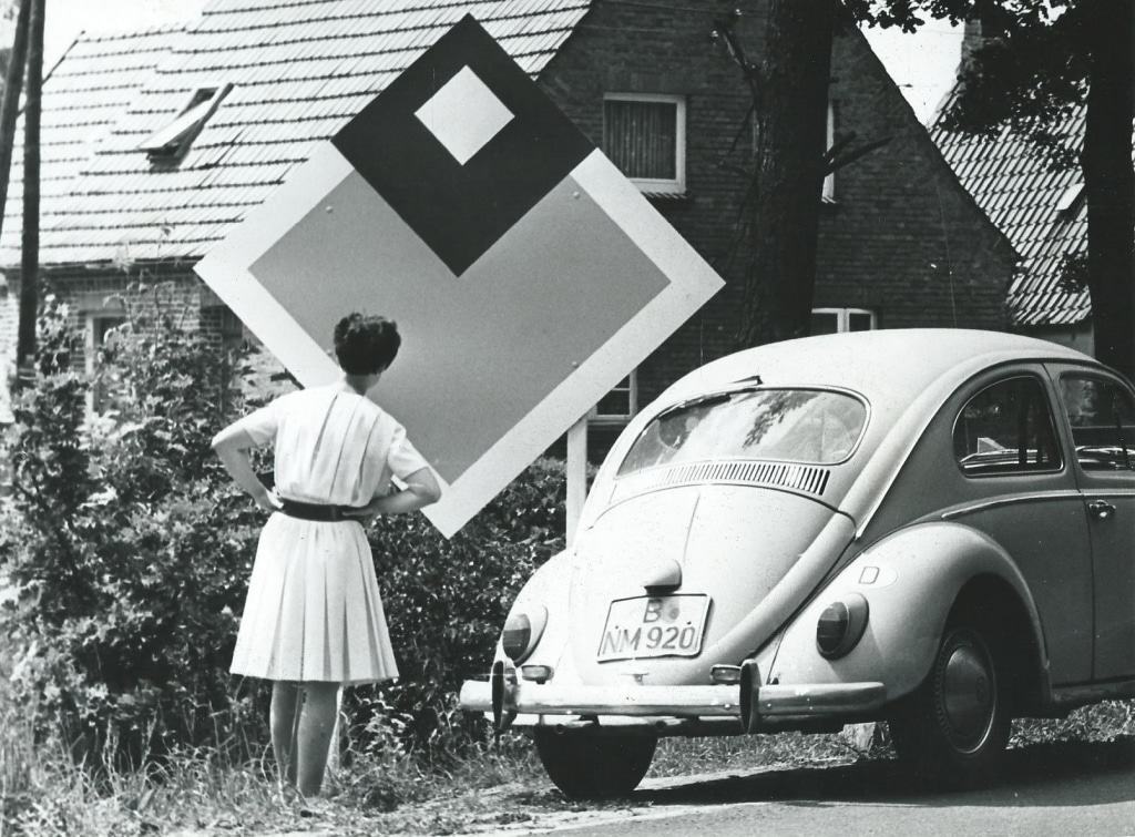 Winfried Gaul „Signale in der Heide“, mehrere bunte Bildtafeln im Dorf 1967 (Foto: Archiv-Springhornhof)