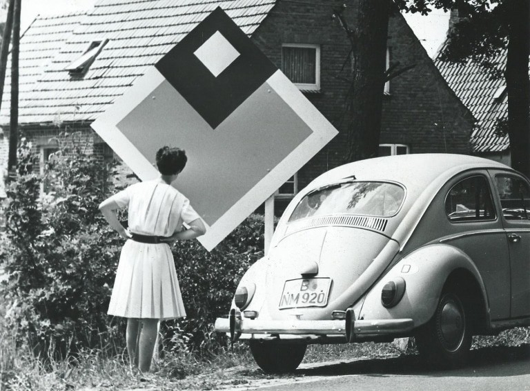 Winfried Gaul „Signale in der Heide“, mehrere bunte Bildtafeln im Dorf 1967 (Foto: Archiv-Springhornhof)