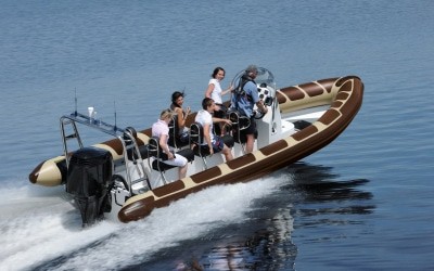 Mit 300 PS im Speedboot über den Tansania-See: die rasante Splash-Safari. Foto: Serengeti-Park Hodenhagen