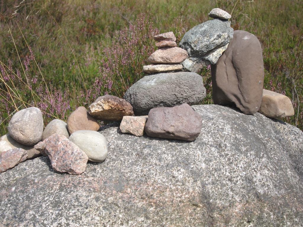 Steinstillleben auf großem Findling in der Schwindebecker Heide Großer Findling mit Steinstillleben und blühendem Heidekraut in der Schwindebecker Heide
