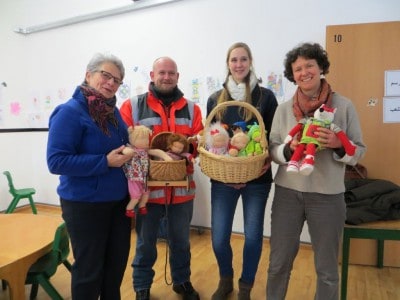 Spielmuseum Soltau und Anders Hotel Walsrode übergeben Käthe-Kruse-Puppen für die Kinderbetreuung in Oerbke