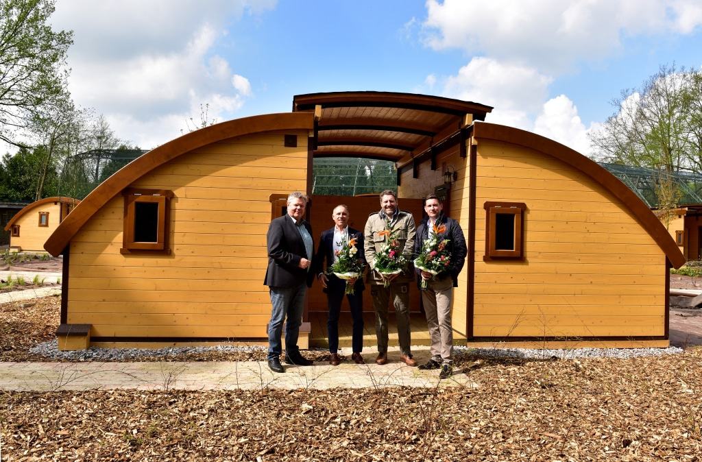 Günter Springer (l.), Inhaber und Gründer von NATURWAGEN & LODGES, übergibt am Montag, den 23.04.2018 in Hodenhagen die neuen Camping-PODs an die Geschäftsführer der Serengeti-Park Hodenhagen GmbH, Dr. Fabrizio Sepe (2.v.r.) und Giovanni Sepe (2.v.l.), sowie den Ressortleiter Übernachtungen, Jens Asche. Foto: Serengeti-Park Hodenhagen
