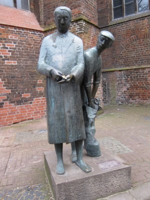 Uelzener Wahrzeichen an der St.-Marien-Kirche: Das Ulenköper-Denkmal