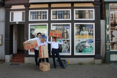 Das Kassen-Team vor der zukünftigen Theaterkasse, v.l.n.r.: Bastian Barry, Christina Behre, Elvira Bleile. &copy; Schlosstheater Celle