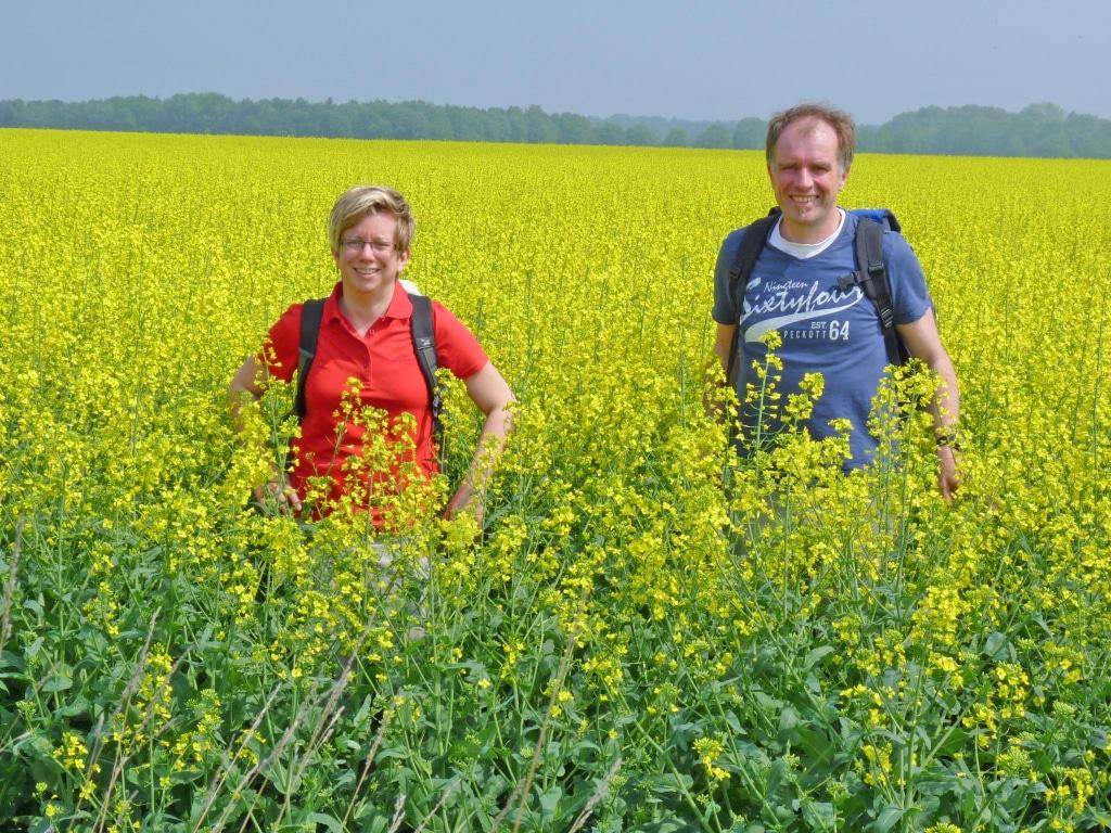 Die NORDPFADE-Initiatoren Petra Welz und Udo Fischer laden zu einer Wanderung auf dem NORDPFAD Rotenburger Wasserreich ein. Foto: TouROW
