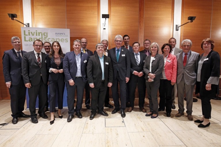 Vertreter aus über 50 Naturparken in Deutschland haben gestern Abend in Berlin mit Abgeordneten des Deutschen Bundestags über die Zukunftsperspektiven der Naturparkarbeit diskutiert, darunter (v.l.): Christian Haase (MdB CDU/CSU-Fraktion), Jörg Vogelsänger (Minister für Ländliche Entwicklung, Umwelt und Landwirtschaft des Landes Brandenburg), Dr. Jürgen Buchwald (Staatssekretär im Ministerium für Landwirtschaft und Umwelt des Landes Mecklenburg-Vorpommern), Moderatorin Anja Kohl, Carsten Träger (MdB SPD-Fraktion), Michael Brand (MdB CDU/CSU-Fraktion), Stefan Schmidt (MdB Fraktion Bündnis 90/Die Grünen), Kees de Vries (MdB CDU/CSU-Fraktion), Artur Auernhammer (MdB CDU/CSU-Fraktion), Sepp Müller (MdB CDU/CSU-Fraktion), Eckhard Pols (MdB CDU/CSU-Fraktion), Michael Donth (MdB CDU/CSU-Fraktion), Hilke Feddersen (Geschäftsführerin Naturpark Lüneburger Heide), Kerstin Vieregge (MdB CDU/CSU-Fraktion), Roland Schöttle (Geschäftsführer Naturpark Südschwarzwald), Dr. Michael Arndt (Präsident VDN) und Antje Lezius (MdB CDU/CSU-Fraktion). Foto: VDN/Holger Groß