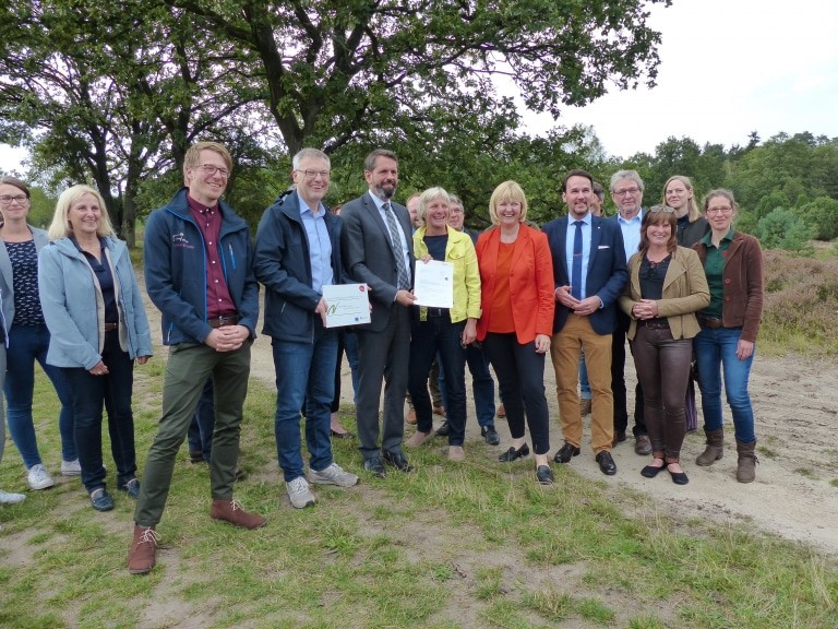 Zuwendung Naturparkplan – Minister Lies mit Vertretern aus Naturpark LH, Politik, Verwaltung, Lernorten Foto © Naturpark Lüneburger Heide eV